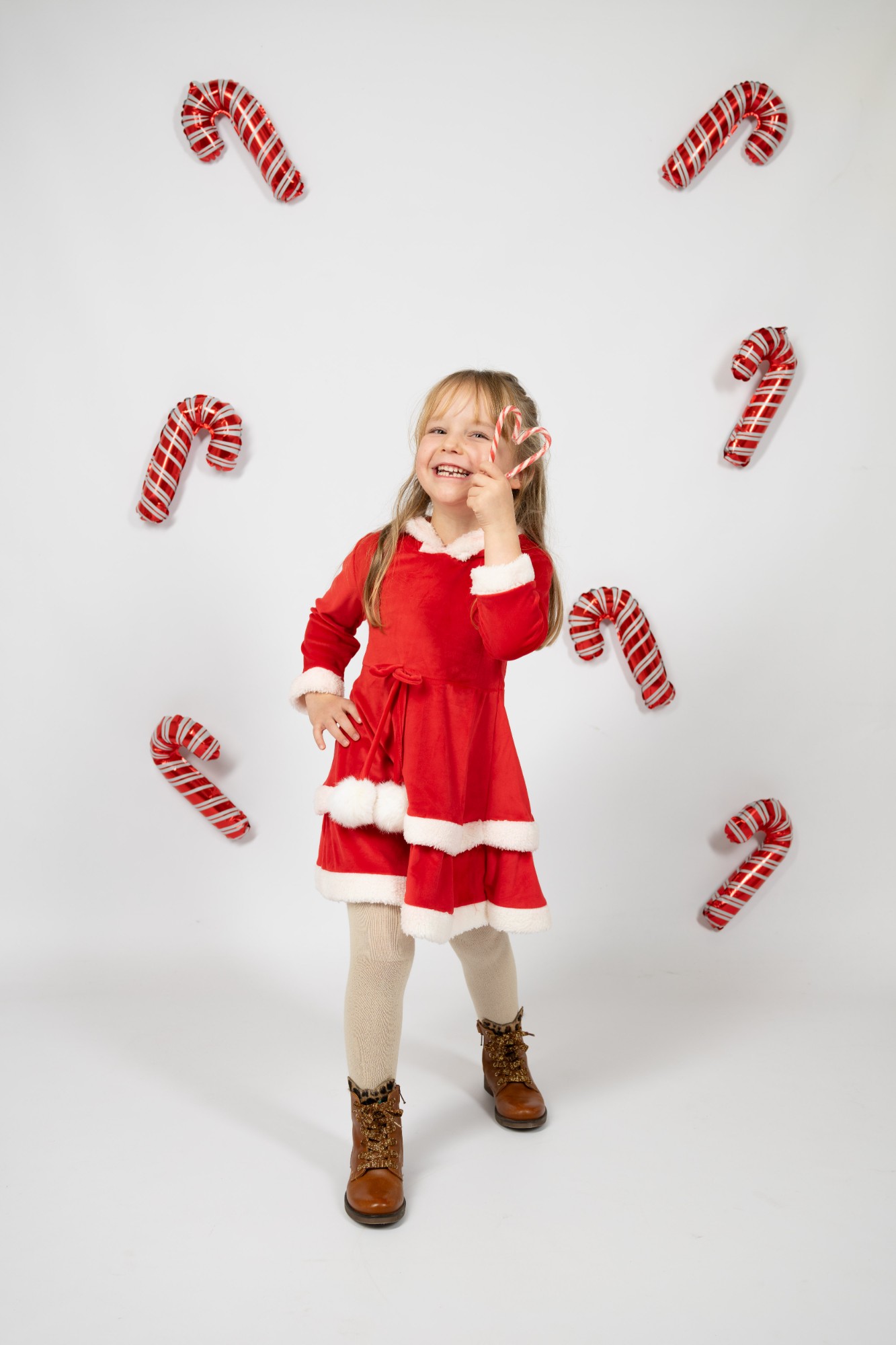 Christmas portrait child with candy canes at Studio BoenkOp