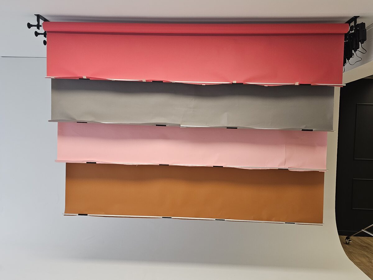 Backdrop paper in various colours on background system - Studio BoenkOp