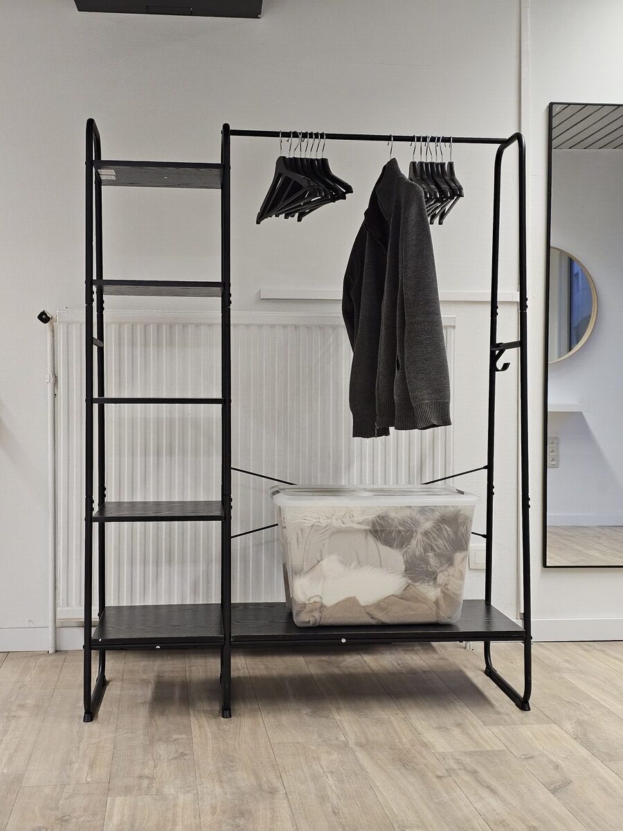 Changing room with clothing rail and mirrors - Studio BoenkOp