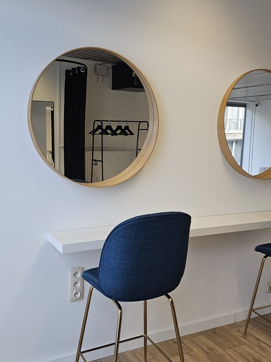 Make-up area with mirrors - Studio BoenkOp