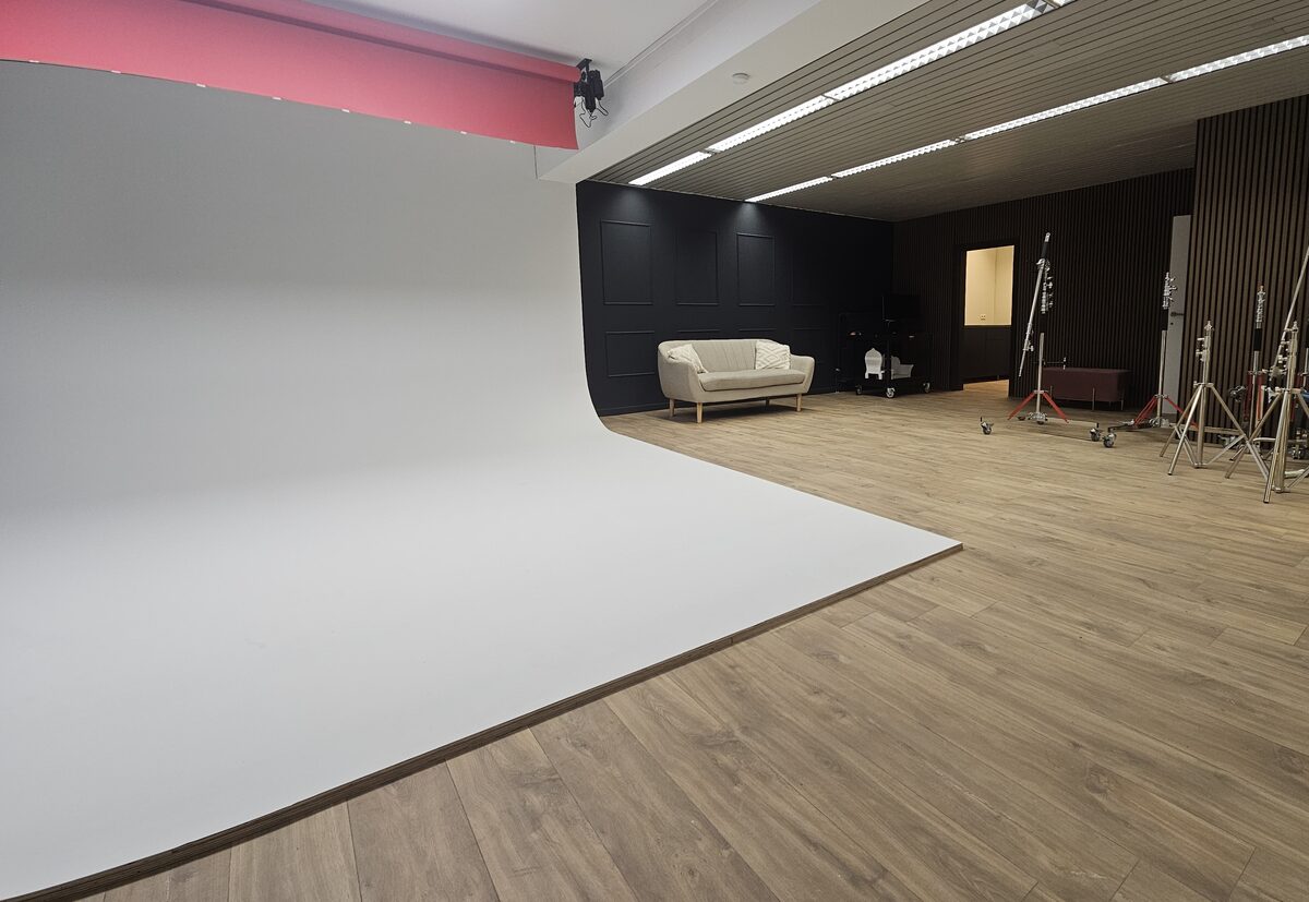Infinity wall and studio overview - Studio BoenkOp Aalst