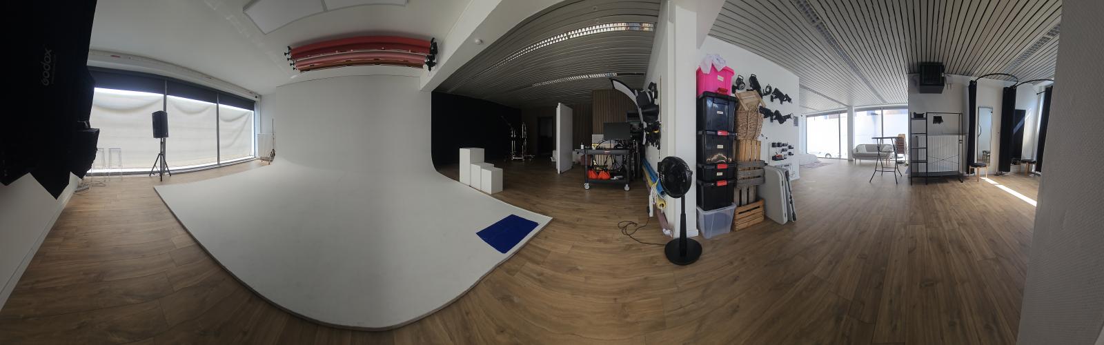 360° panorama van Studio BoenkOp in Aalst — fotostudio met infinity wall en daglicht