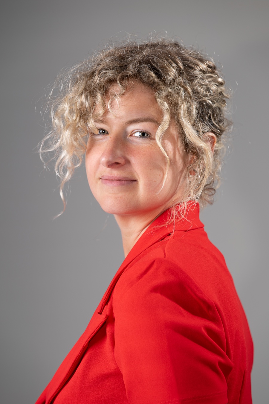Studioportret rode blazer — resultaat Start to Studio workshop