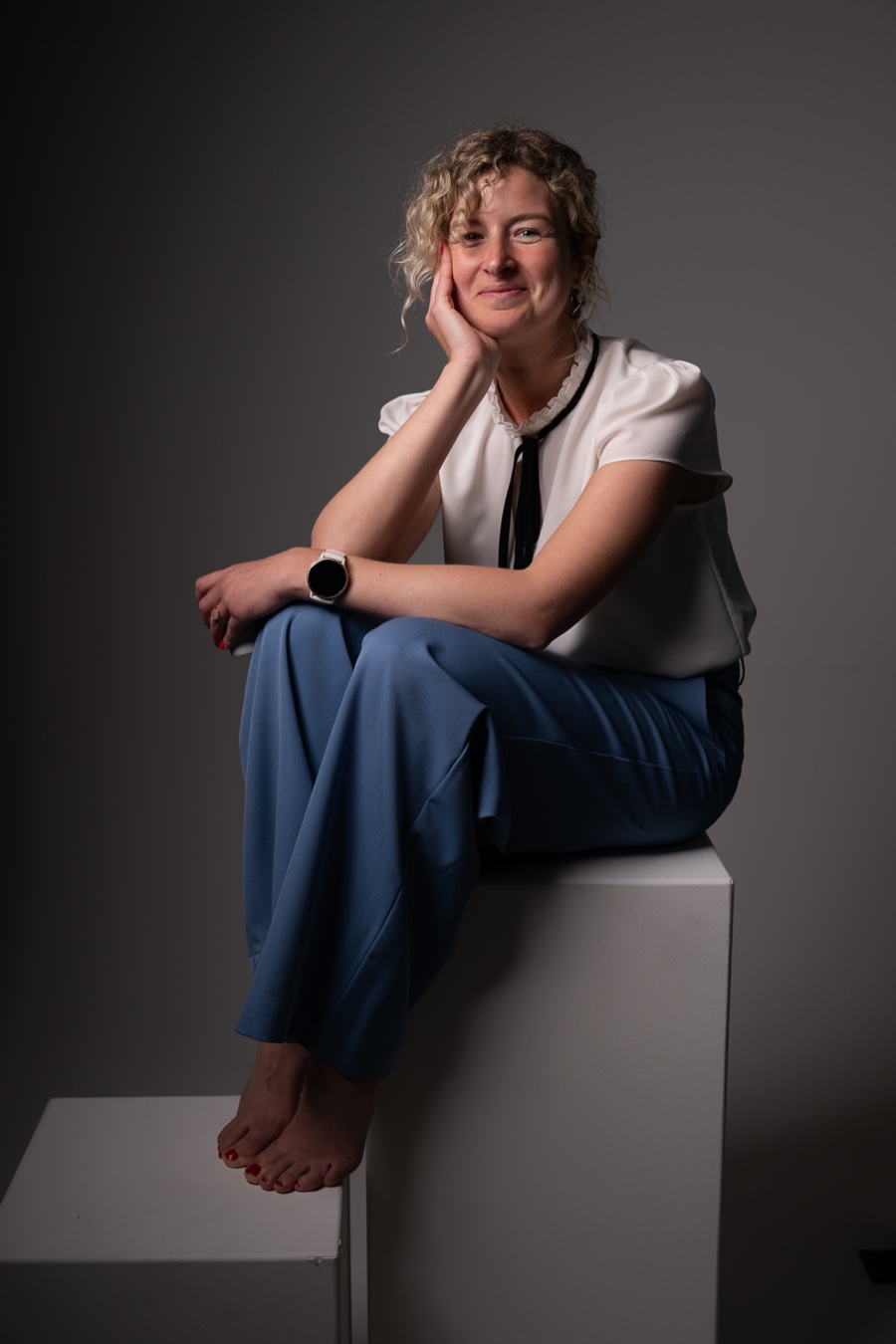 Kleur studioportret op sokkel — resultaat Start to Studio workshop